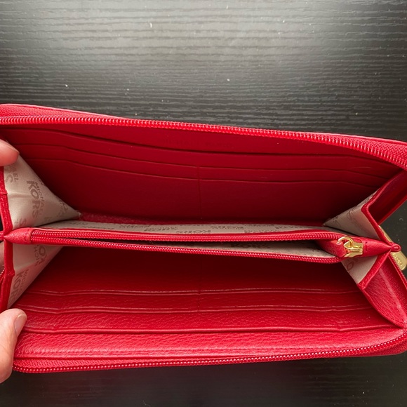 Michael Kors - Red Leather Wallet with gold trim - Picture 4 of 4